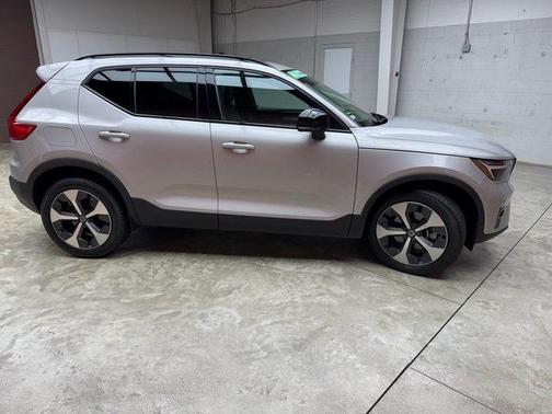 2023 Volvo XC40 B5 Plus Dark Theme