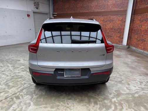 2023 Volvo XC40 B5 Plus Dark Theme