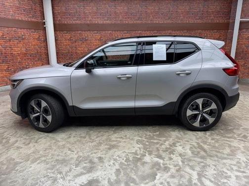 2023 Volvo XC40 B5 Plus Dark Theme