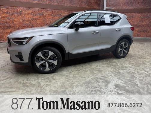 2023 Volvo XC40 B5 Plus Dark Theme