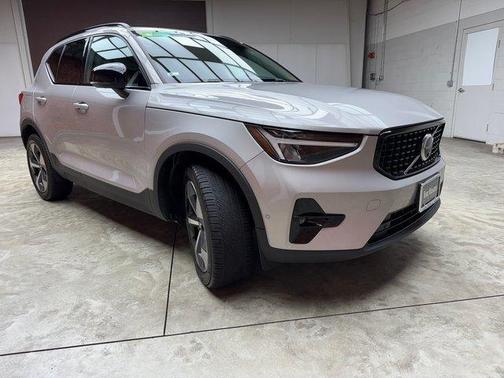 2023 Volvo XC40 B5 Plus Dark Theme