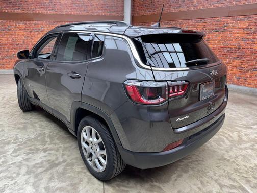 Crystal Metallic 2022 Jeep Compass Latitude Lux