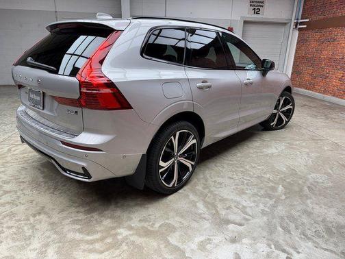 2022 Volvo XC60 B6 R-Design