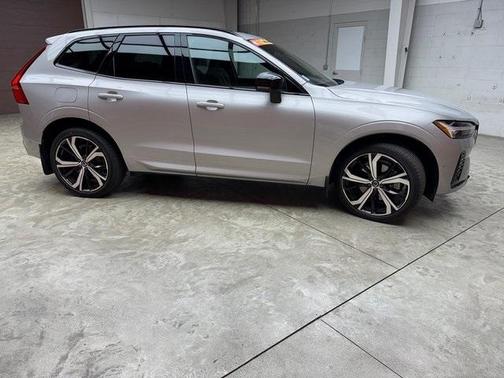 2022 Volvo XC60 B6 R-Design