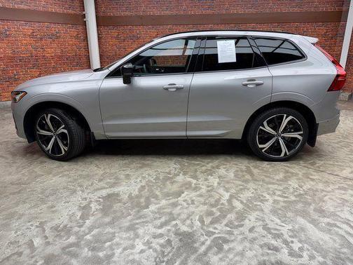 2022 Volvo XC60 B6 R-Design