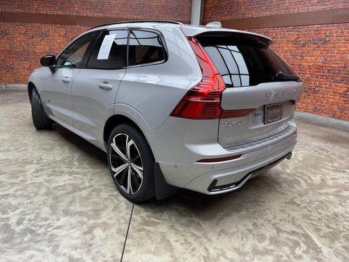 2022 Volvo XC60 B6 R-Design