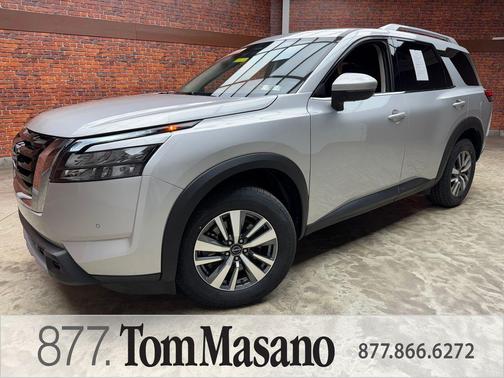 Brilliant Silver Metallic 2025 Nissan Pathfinder SL