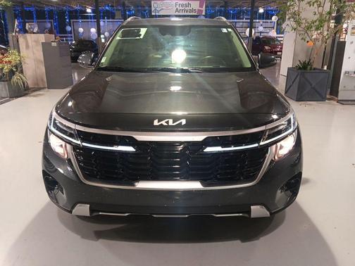 Gray 2024 Kia Seltos S