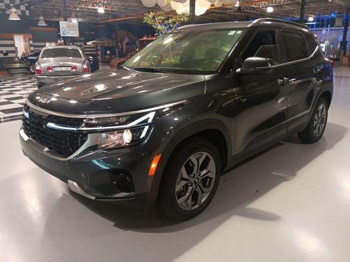 Gray 2024 Kia Seltos S