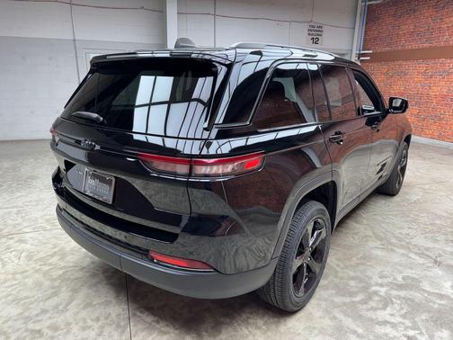 Diamond Black 2023 Jeep Grand Cherokee Altitude