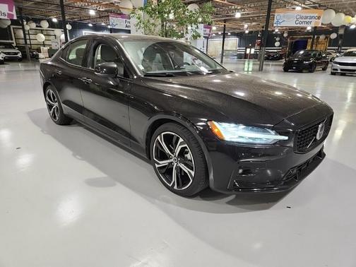2024 Volvo S60 B5 Core Dark Theme