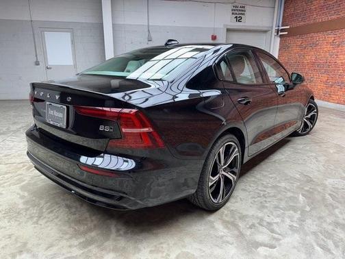 2024 Volvo S60 B5 Core Dark Theme