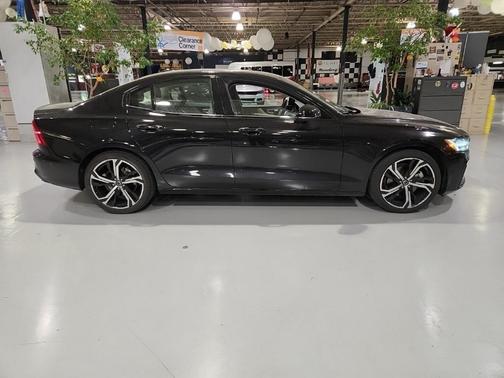 2024 Volvo S60 B5 Core Dark Theme