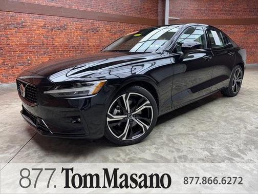 2024 Volvo S60 B5 Core Dark Theme