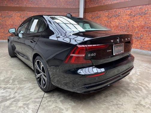 2024 Volvo S60 B5 Core Dark Theme