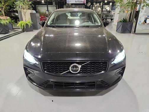 2024 Volvo S60 B5 Core Dark Theme