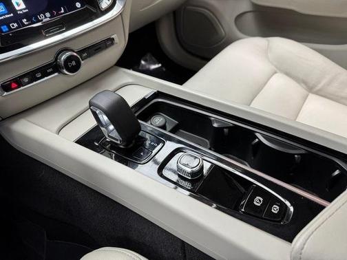 2024 Volvo S60 B5 Core Dark Theme