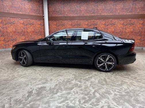 2024 Volvo S60 B5 Core Dark Theme