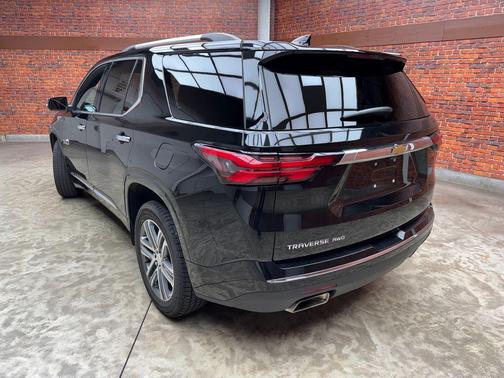 Black Metallic 2023 Chevrolet Traverse High Country