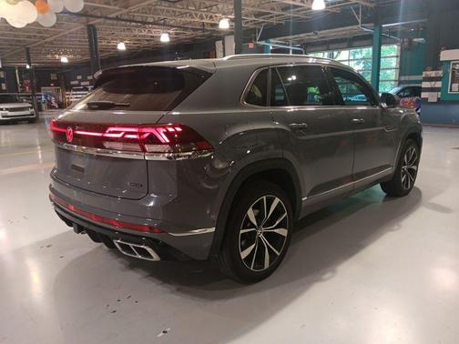Pure Gray 2024 Volkswagen Atlas Cross Sport 2.0T SEL Premium R-Line