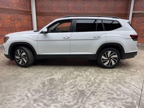 Pure White 2024 Volkswagen Atlas 2.0T SE