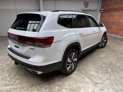 Pure White 2024 Volkswagen Atlas 2.0T SE