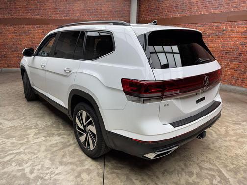 Pure White 2024 Volkswagen Atlas 2.0T SE
