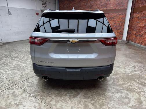 Silver Ice Metallic 2020 Chevrolet Traverse LT Cloth