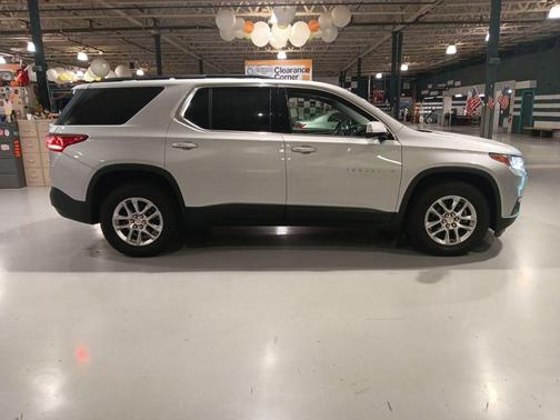 Silver Ice Metallic 2020 Chevrolet Traverse LT Cloth