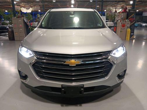 Silver Ice Metallic 2020 Chevrolet Traverse LT Cloth