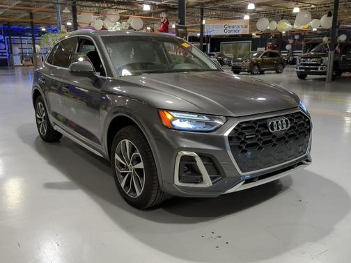 Daytona Gray Pearl Effect 2023 Audi Q5 45 S line quattro Premium