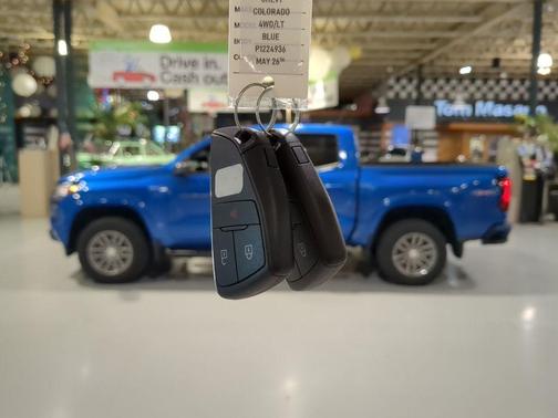 Glacier Blue Metallic 2023 Chevrolet Colorado LT