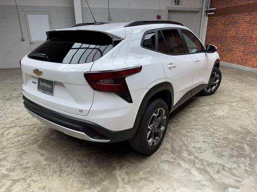 Summit White 2024 Chevrolet Trax LT
