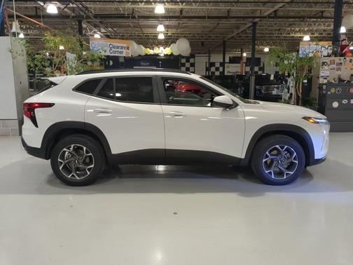 Summit White 2024 Chevrolet Trax LT