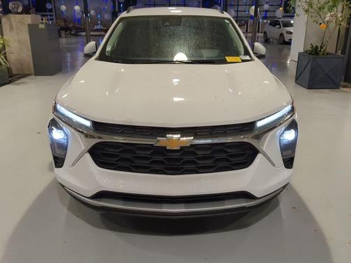 Summit White 2024 Chevrolet Trax LT