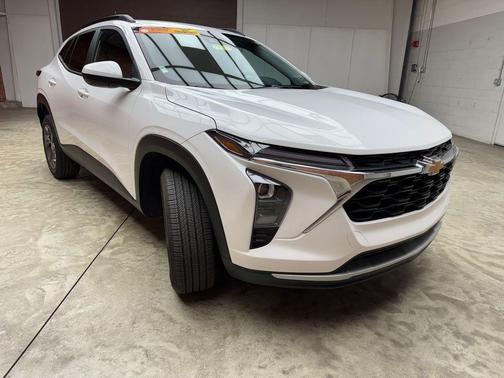 Summit White 2024 Chevrolet Trax LT