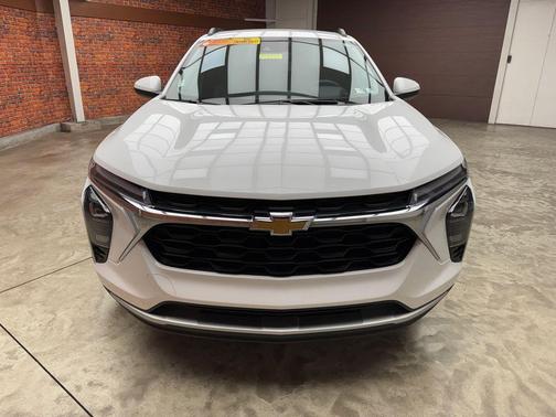 Summit White 2024 Chevrolet Trax LT