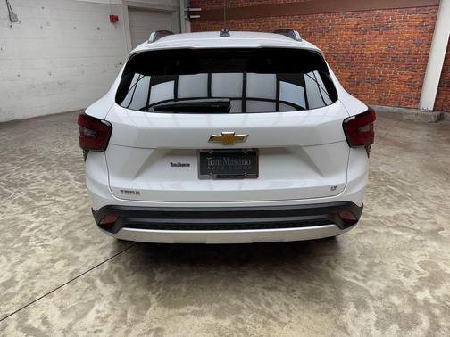 Summit White 2024 Chevrolet Trax LT