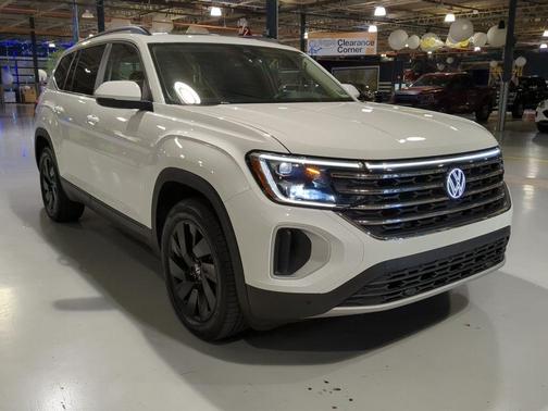 Pure White 2025 Volkswagen Atlas 2.0T SE w/Technology