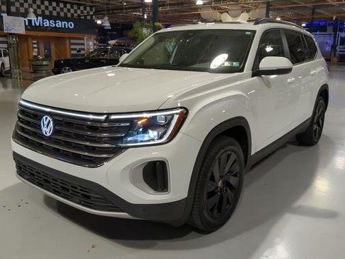 Pure White 2025 Volkswagen Atlas 2.0T SE w/Technology