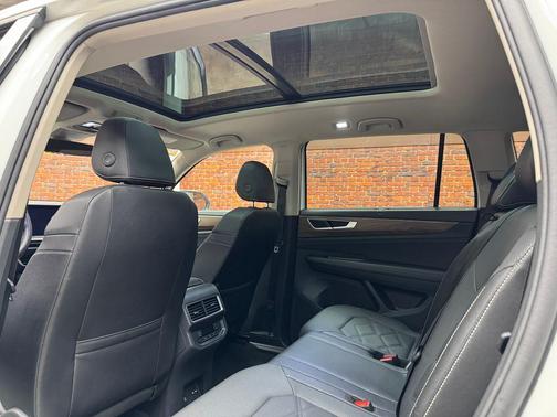Pure White 2025 Volkswagen Atlas 2.0T SE w/Technology