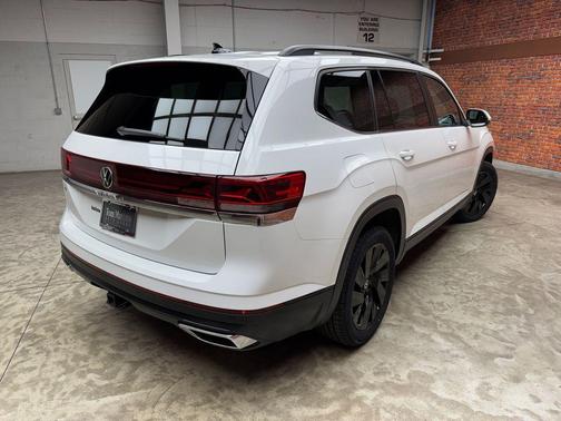 Pure White 2025 Volkswagen Atlas 2.0T SE w/Technology