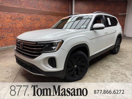 Pure White 2025 Volkswagen Atlas 2.0T SE w/Technology