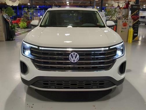 Pure White 2025 Volkswagen Atlas 2.0T SE w/Technology