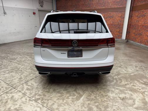 Pure White 2025 Volkswagen Atlas 2.0T SE w/Technology