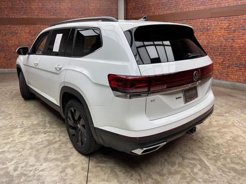 Pure White 2025 Volkswagen Atlas 2.0T SE w/Technology