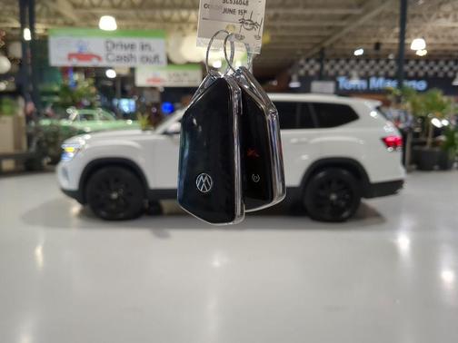 Pure White 2025 Volkswagen Atlas 2.0T SE w/Technology