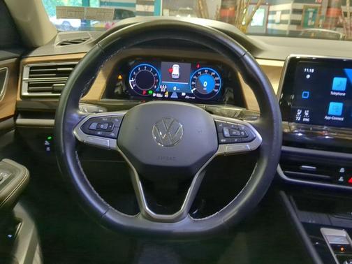 Pure White 2025 Volkswagen Atlas 2.0T SE w/Technology