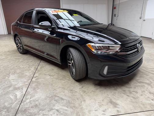 Deep Black Pearl Effect 2024 Volkswagen Jetta 1.5T Sport
