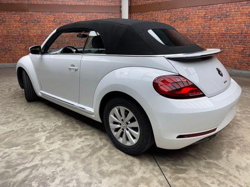 Pure White w/ Black Top 2018 Volkswagen Beetle 2.0T S